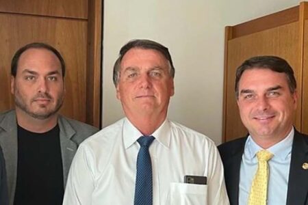 Flávio e Carlos criticam Moraes após STF negar prisão domiciliar a Bolsonaro