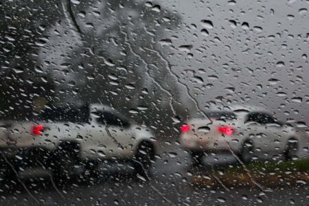 Inmet emite alerta para tempestades em seis estados; ciclone diminui no Sul