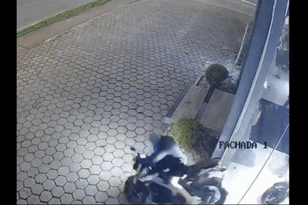 Vídeo: ladrões invadem loja e roubam motos de concessionária em Itajaí (SC)