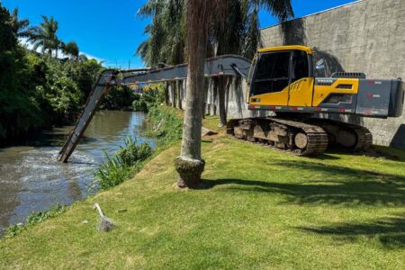 Balneário Camboriú inicia limpeza das margens e do leito do Rio Peroba
