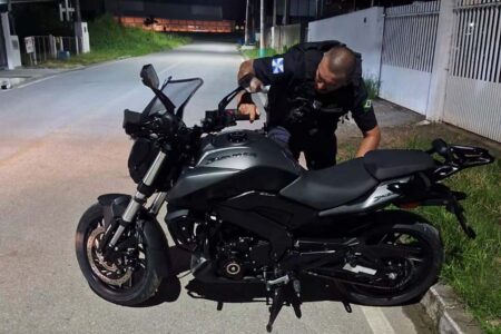 GM de Balneário Camboriú apreende adolescentes e recupera motos furtadas