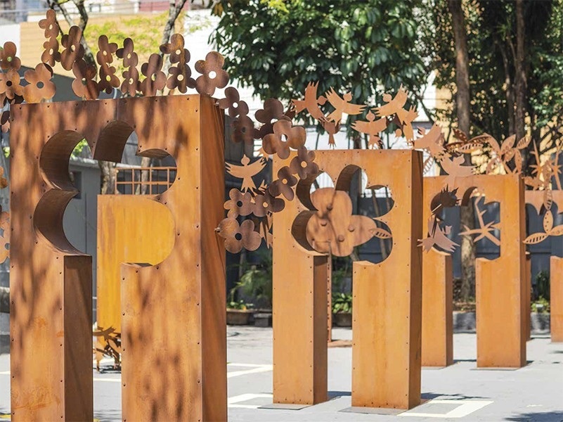"Portais das Estações"- Elizabeth Titton 2019 - obras em aço cortado a laser oxidado-medindo cada obra 4062x3534,5x1500 cm-Acervo do Complexo Pequeno Príncipe.
