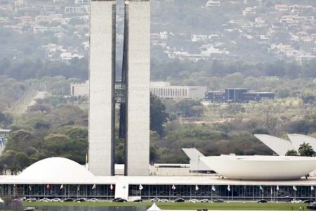 Com vetos a supersalários, Lula sanciona reajuste salarial para cargos do Legislativo
