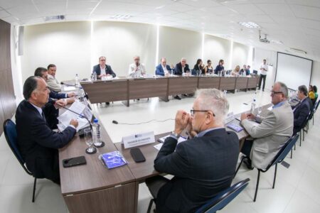 Setor empresarial catarinense alerta para riscos da tramitação acelerada da escala 6×1