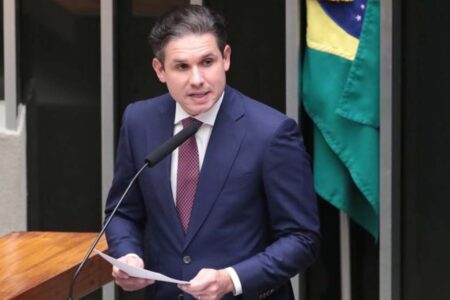 Hugo Motta promete avançar sobre escala seis por um e trabalho por aplicativos