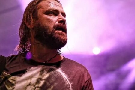 Fernando Kruscinscki, vocalista da banda Uniclãs, é preso em Porto Belo pelo crime de estupro
