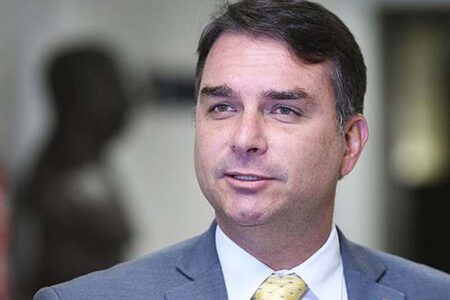 Flávio Bolsonaro protocola PEC pelo fim da reeleição à Presidência