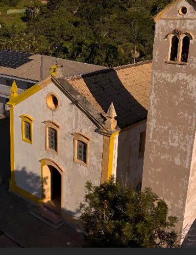 Igreja histórica de Porto Belo recebe nova pintura enquanto espera recursos para restauro
