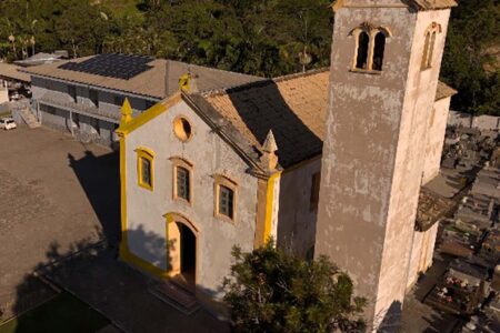 Igreja histórica de Porto Belo recebe nova pintura enquanto espera recursos para restauro