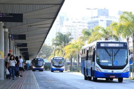 Alesc aprova projeto que garante transporte gratuito e prioridade de atendimento a pessoas com Parkinson