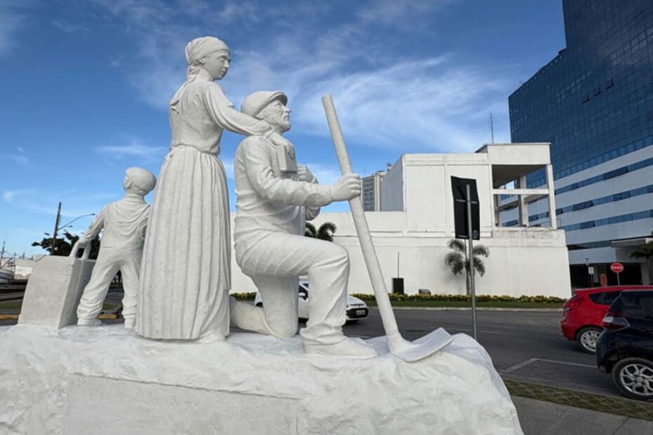 monumento LArrivo itajai