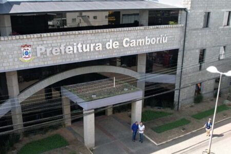 Prefeitura de Camboriú abre concurso público com 100 vagas e salários de até R$ 15,9 mil