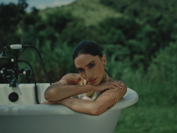 Anitta lança o visual de ‘So Much Love’, canção trilíngue de ‘EQUILIBRIVM’