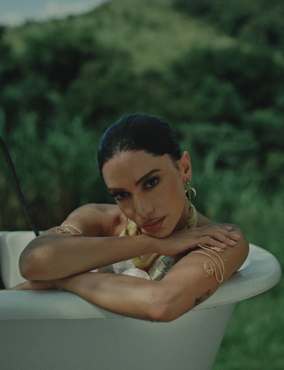 Anitta lança o visual de ‘So Much Love’, canção trilíngue de ‘EQUILIBRIVM’