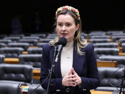 Júlia Zanatta apresenta projeto de revisão do ECA Digital, limitação de verificação de idade e responsabilização de plataformas