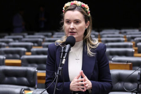 Júlia Zanatta apresenta projeto de revisão do ECA Digital, limitação de verificação de idade e responsabilização de plataformas