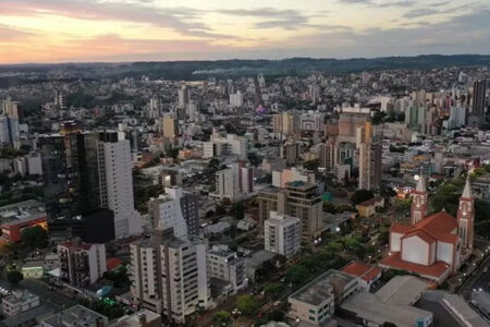 Pai atropela bebê de 1 ano durante manobra na garagem e criança morre em Chapecó