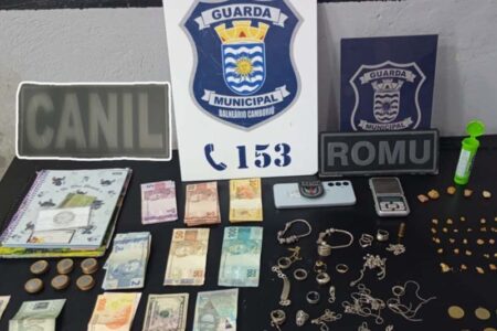 Baln. Camboriú: Mercearia do tráfico cai com joias e moedas estrangeiras no caixa