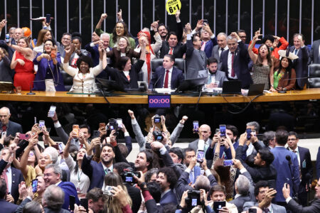Câmara aprova PEC que acaba com escala 6×1 e reduz jornada para 40 horas
