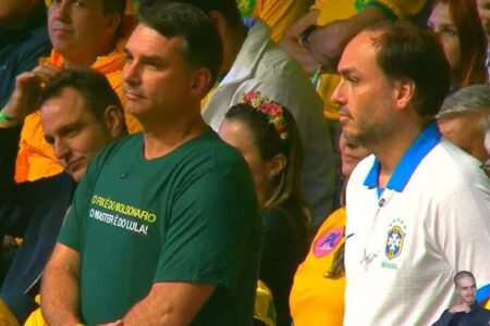 Flávio Bolsonaro lança irmão Carlos, ex-vereador do Rio, ao Senado por SC