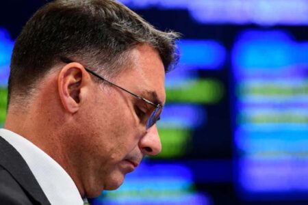 PF vai apurar pagamentos de Vorcaro pedidos por Flávio e checar se houve repasse a Eduardo