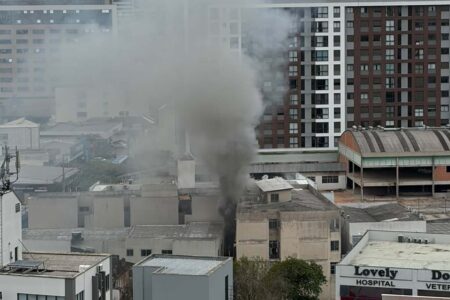 Moradores se refugiam em telhado de prédio após incêndio em Florianópolis; assista o vídeo