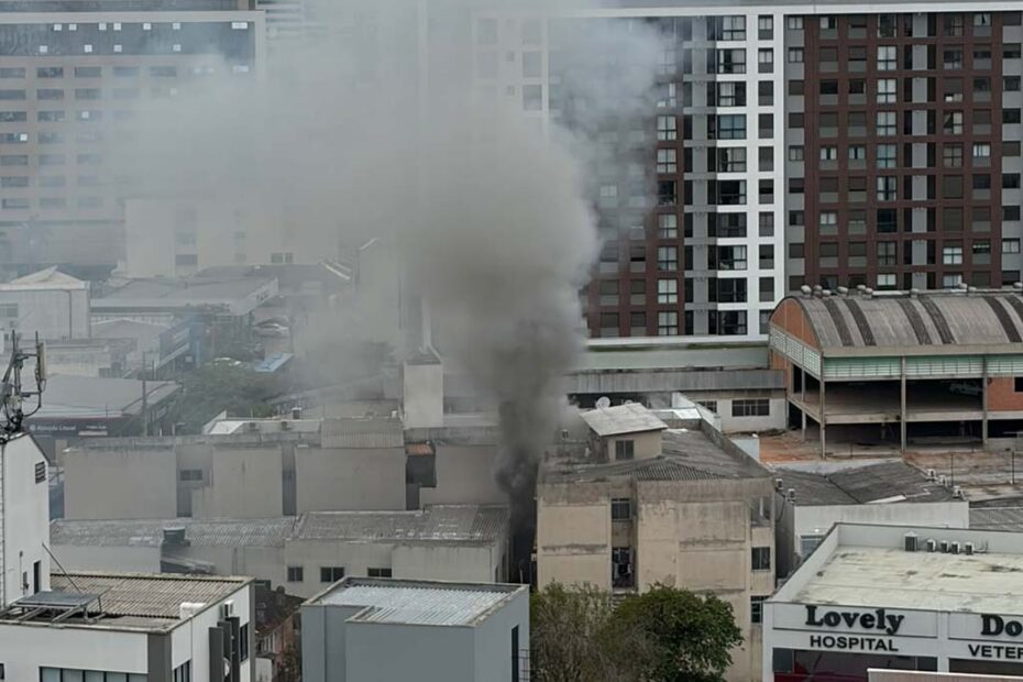 incendio florianopolis predio maio 2026