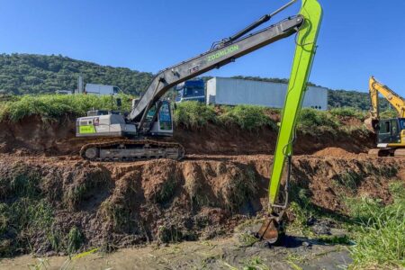 Balneário Camboriú inicia operação de limpeza do Rio das Ostras