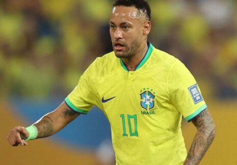 Neymar pode ficar de fora por até 3 semanas e deve perder a estreia da seleção na Copa do Mundo
