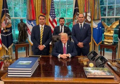 Flávio Bolsonaro posta foto com Donald Trump na Casa Branca; pré-candidato do PL fala em ‘alternativa sólida e confiável’