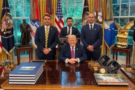 Flávio Bolsonaro posta foto com Donald Trump na Casa Branca