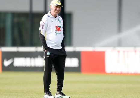 Ancelotti ensaia novo esquema e testa mudanças no time titular da seleção