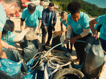Ação do Grupo Oceanic remove 80 quilos de resíduos na Praia de Laranjeiras