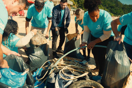 Ação do Grupo Oceanic remove 80 quilos de resíduos na Praia de Laranjeiras