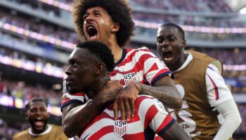 EUA jogam bonito e aniquilam Paraguai em partida com gol de Maurício e lambança de Bobadilla