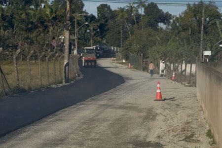 Trecho de estrada entre Itapema e Porto Belo recebe novo asfalto