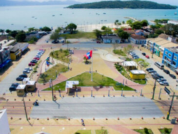 Porto Belo: Feira Terra, Mar e Arte reúne produtores e artistas locais na Praça da Bandeira
