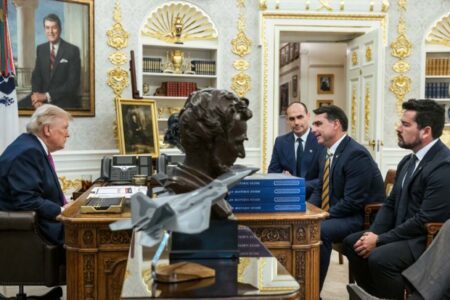 Trump elogia Flávio Bolsonaro em meio a novo tarifaço dos EUA a produtos brasileiros