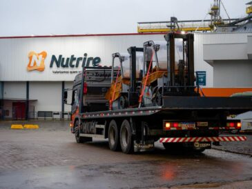 Com sede em Blumenau e operação em Joinville, TranspoTech entrega oito empilhadeiras elétricas para a Nutrire
