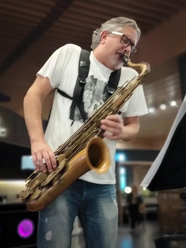 Miguel Hilú Neto, solando saxofone com a banda Jazz 4 Fun na Presinaria Matuis Leme foto de arquivo.