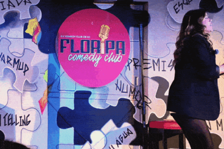 Vídeo: comediante Fernanda Arantes leva cadeirada no meio de show em Florianópolis