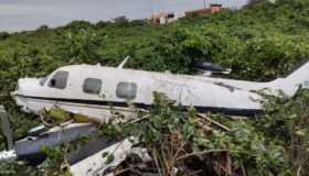 Avião de pequeno porte cai na praia dos Navegantes; dois homens são resgatados em estado grave