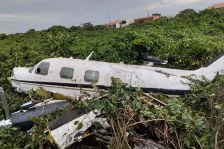 Avião de pequeno porte cai na praia dos Navegantes; dois homens são resgatados em estado grave