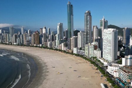 Baln. Camboriú completa 62 anos marcado pelo crescimento urbano e a força do turismo