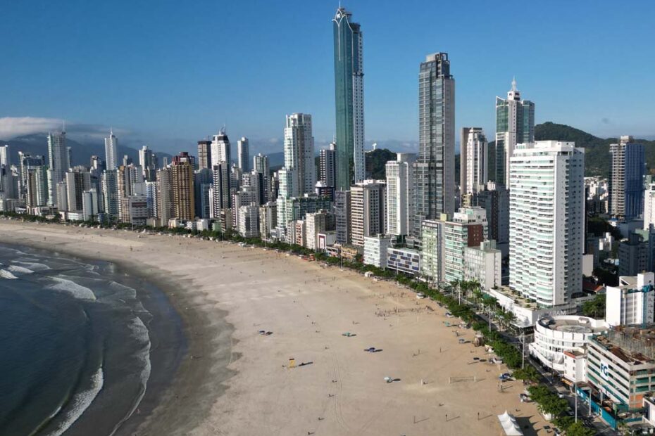 Balneário Camboriú completa 62 anos marcada pelo crescimento urbano e pela força do turismo