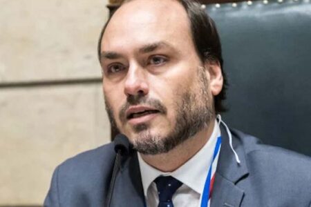 Carlos Bolsonaro diz que ‘militarização’ foi um dos maiores erros do governo do pai