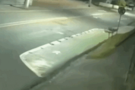 Vídeo: motorista capota carro em Blumenau e segue viagem como se nada tivesse acontecido