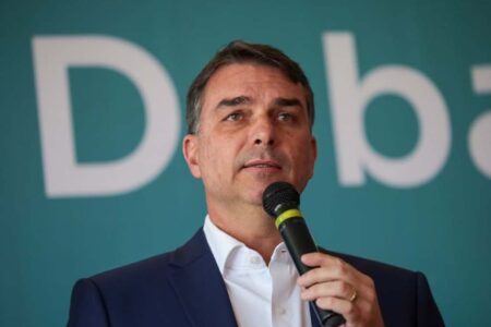 Vídeo: Flávio Bolsonaro ataca urnas eletrônicas com acusações já desmentidas pelo TSE
