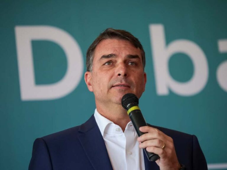 flavio bolsonaro ataca urnas eletronicas