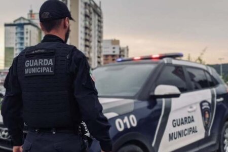 Palhoça: operação integrada fiscaliza estabelecimentos e apreende drogas